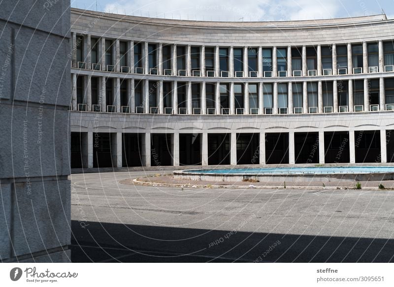 Halbrund Gebäude Architektur Fassade Stadt Kolosseum Bürogebäude Rom Italien historisch Moderne Architektur Weltausstellung EUR Schlagschatten Kontrast Farbfoto