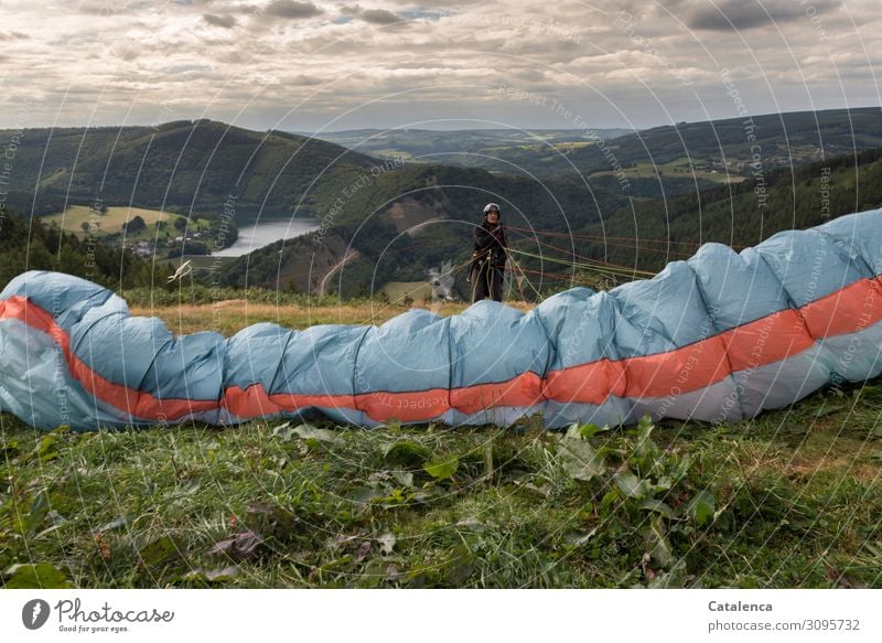 Leinen testen, Paraglider kurz vorm starten Gleitschirmfliegen maskulin 1 Mensch Landschaft Himmel Wolken Horizont Sommer schlechtes Wetter Pflanze Gras
