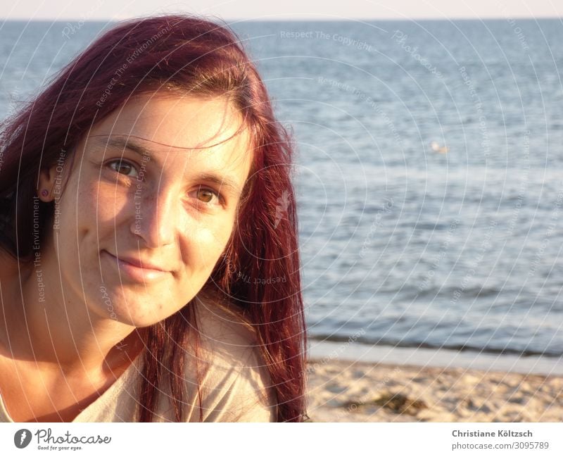 glücklich am Meer feminin Junge Frau Jugendliche Kopf Haare & Frisuren Gesicht Auge Mund 1 Mensch 30-45 Jahre Erwachsene Landschaft Sand Wasser Sonnenlicht