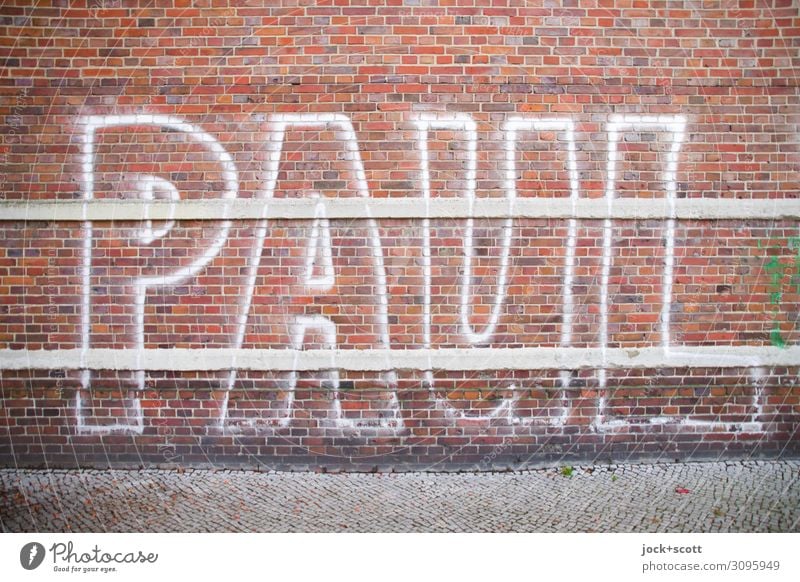 PAUL Subkultur Backsteinwand Bürgersteig Name Spray Streifen Coolness einfach groß einzigartig Freundschaft Identität Kreativität Symmetrie Großbuchstabe