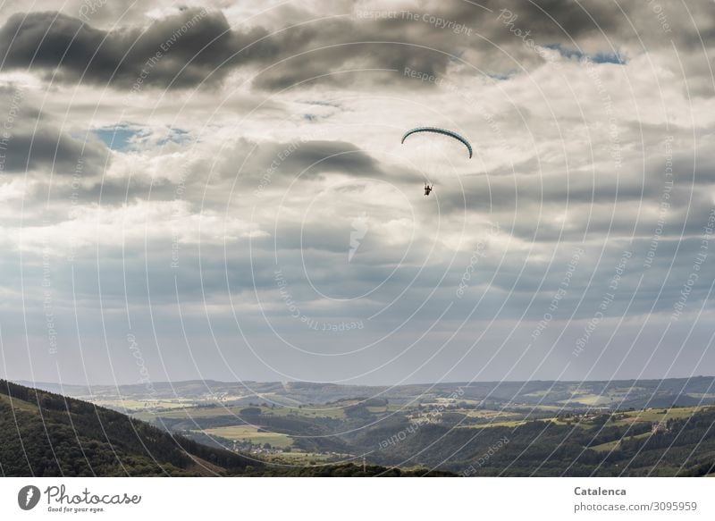 *1000* Sprung in die Freiheit; Paraglider hoch am Himmel Gleitschirmfliegen Umwelt Natur Landschaft Gewitterwolken Horizont Sommer schlechtes Wetter Baum Gras