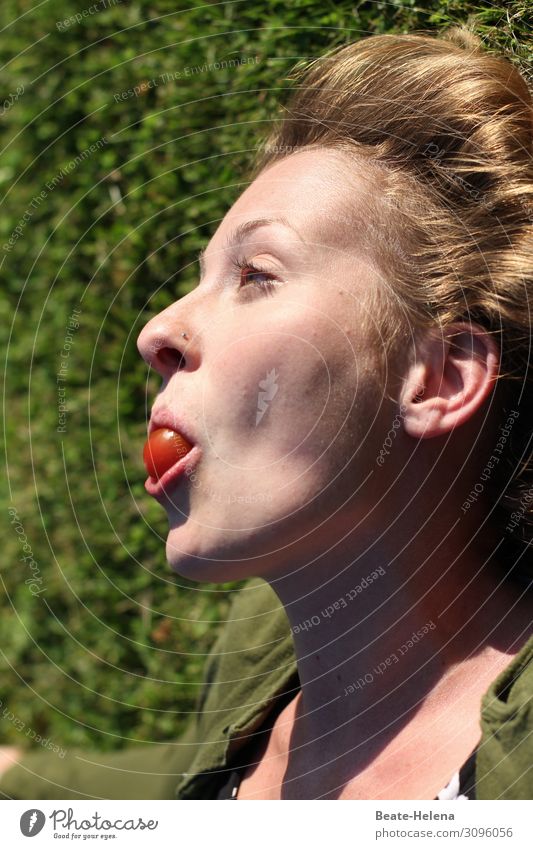 Kirschenschwemme - junge Frau mit Kirsche im Mund beim Wettbewerb im Weitschießen Kirschenernte fröhlich Spiel spucken Freude Außenaufnahme Mensch feminin Tag
