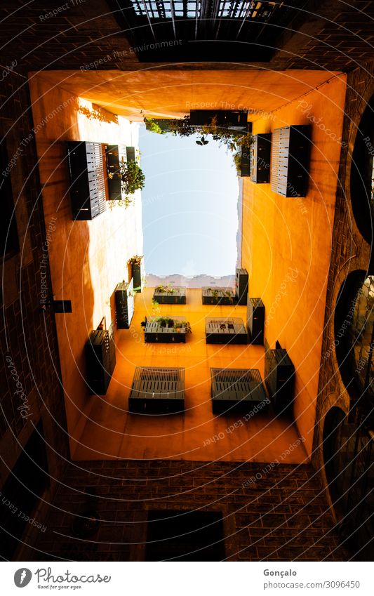 Straßen von Barcelona Spanien Stadt Altstadt Gebäude Architektur Farbfoto Innenaufnahme Tag