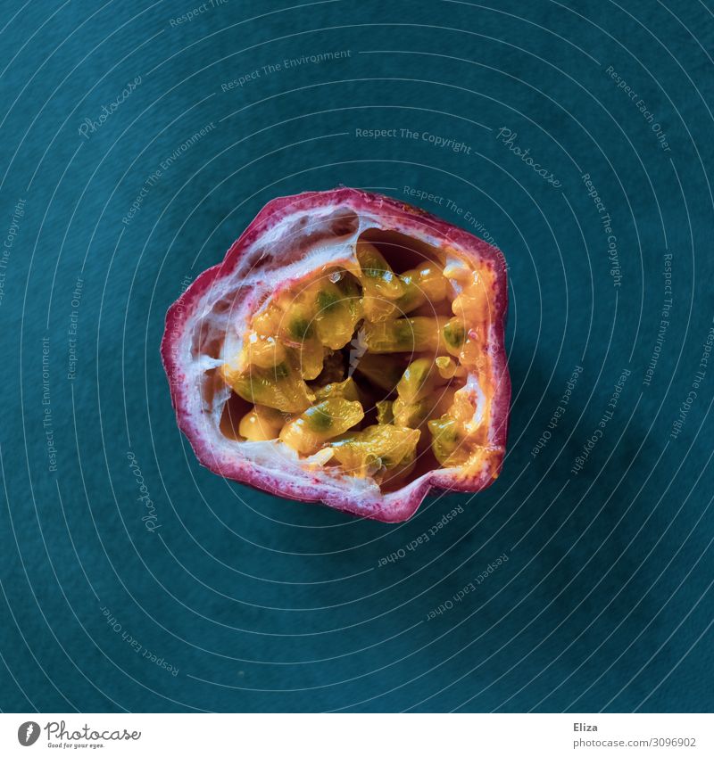 Passion Lebensmittel Frucht Maracuja Bioprodukte Vegetarische Ernährung frisch Gesundheit glänzend lecker sauer süß blau gelb violett orange rosa