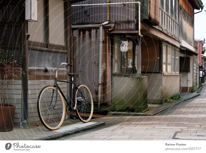 Ein Fahrrad steht in einer ruhigen Seitenstraße in der Altstadt von Kanazawa, Japan Stadt Menschenleer Straße Farbfoto Außenaufnahme Tag