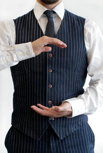 Geschäftsmann hält beide Hände vor seinen Körper maskulin Mann Erwachsene 30-45 Jahre Hemd Anzug Weste Krawatte Bart blau Sicherheit Schutz Wachsamkeit