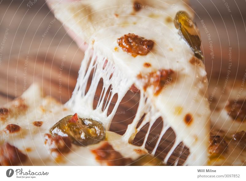 Pizzascheibe mit Käsezug strecken Molkerei Lebensmittel Speise Foodfotografie Fleisch Paprika Mittagessen Abendessen Italienisch lecker Feinschmecker