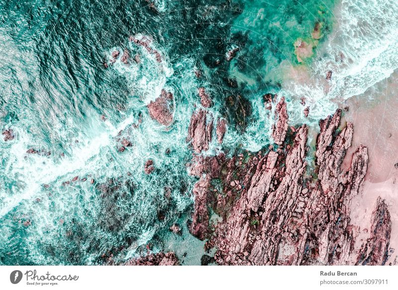 Luftaufnahme der Meereswellen beim Absturz Umwelt Natur Landschaft Erde Sand Wasser Sommer Wetter Unwetter Felsen Wellen Küste Strand Insel entdecken