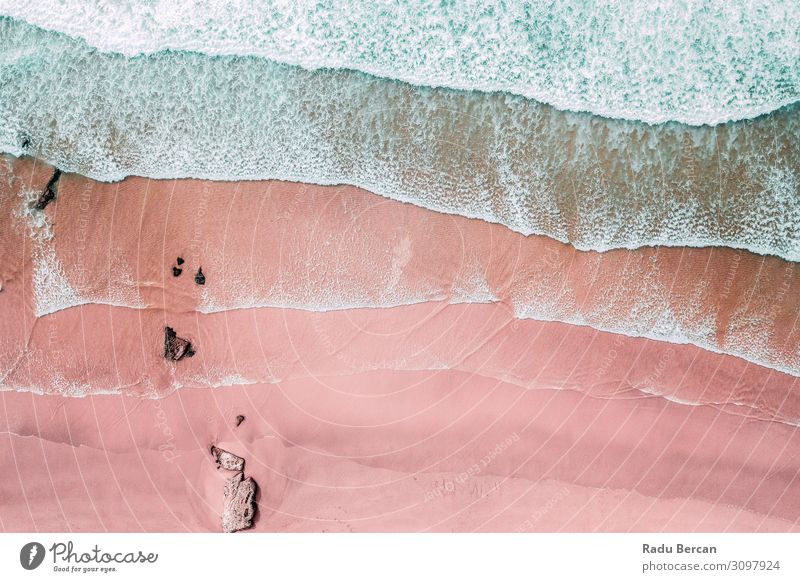 Luftaufnahme der Meereswellen und wunderschöner rosa Sandstrand. Umwelt Natur Landschaft Wasser Sommer Wetter Schönes Wetter Wellen Küste Strand Insel