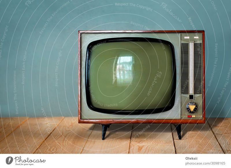 Vintage Sowjet TV-Gerät auf Holztisch Fernseher Medien Fernsehen Fernsehen schauen Farbfoto Innenaufnahme