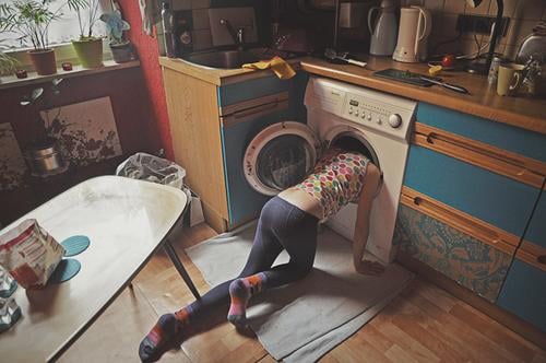 !Trash! 2019 | wo ist die socke? Kind Mädchen Häusliches Leben Wohnung daheim Küche unordentlich Küchenkram Suche Waschmaschine verrückt irre dumm normal
