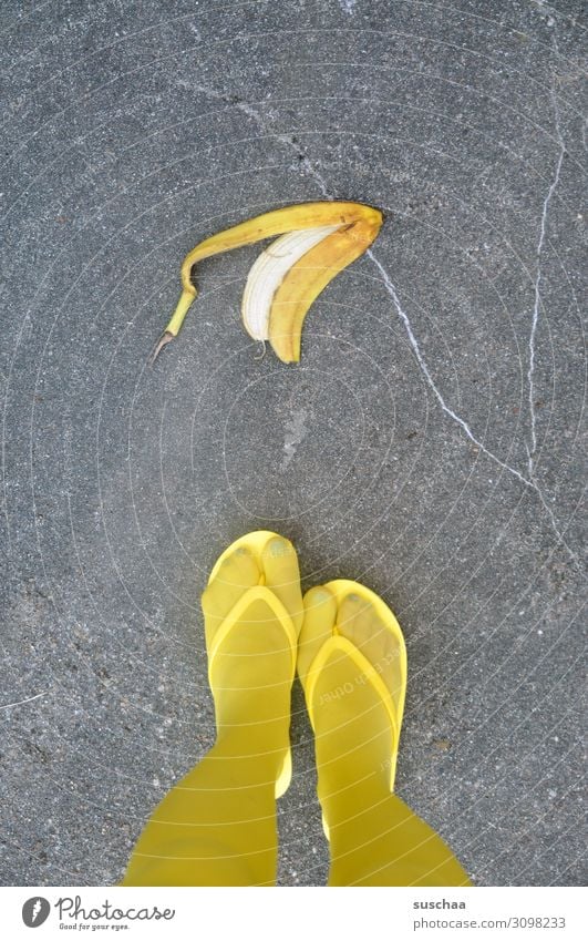 bananenschale Banane Bananenschale wegwerfen gefährlich Unfall Kontrolle ausrutschen Straße Asphalt Fußgänger Füße Beine gelb Frau weiblich Strümpfe Flipflops