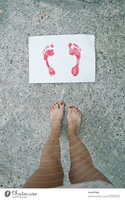 sommerfüße Fuß Zehen Beine Frau weiblich Fußspur Bild gemalt Abdruck Farbe rot Blatt Papier stehen Straße Asphalt seltsam außergewöhnlich Nagellack Blick Sommer