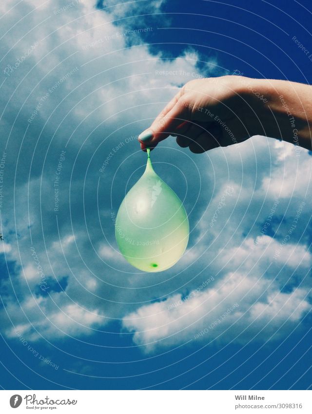 Handhaltung eines Wasserballons Luftballon Sommer Wolken Tag Freude Aktion Halt