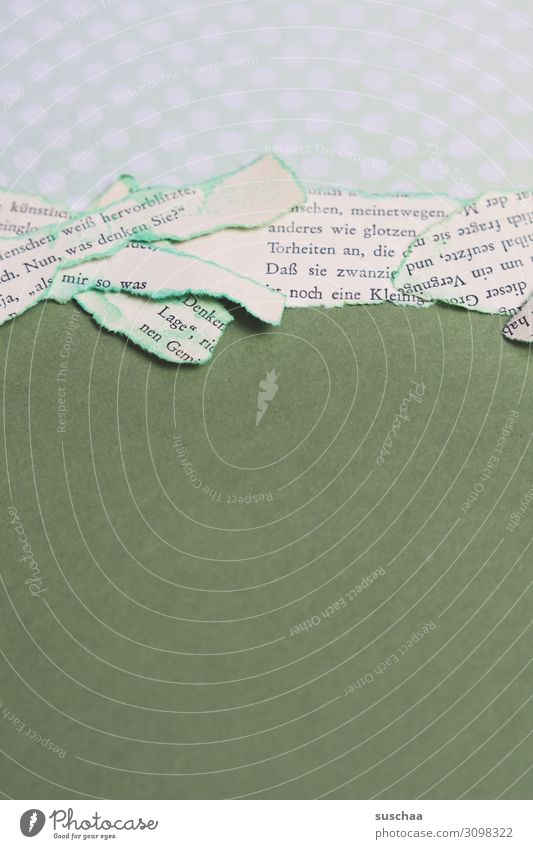 Papier Papiersorten bedruckt Text Buchseiten grün olivgrün Hintergrund Punkte polka dots Papiere Schnipsel zerrissen Dekoration & Verzierung Design