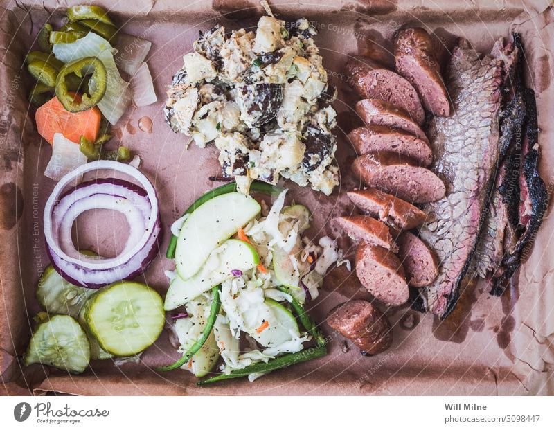 Tablett voll mit Texas Barbecue Grill Grillen Lebensmittel Speise Foodfotografie geräuchert Mittagessen Rindfleisch Rippen Wurstwaren Beilage Mahlzeit