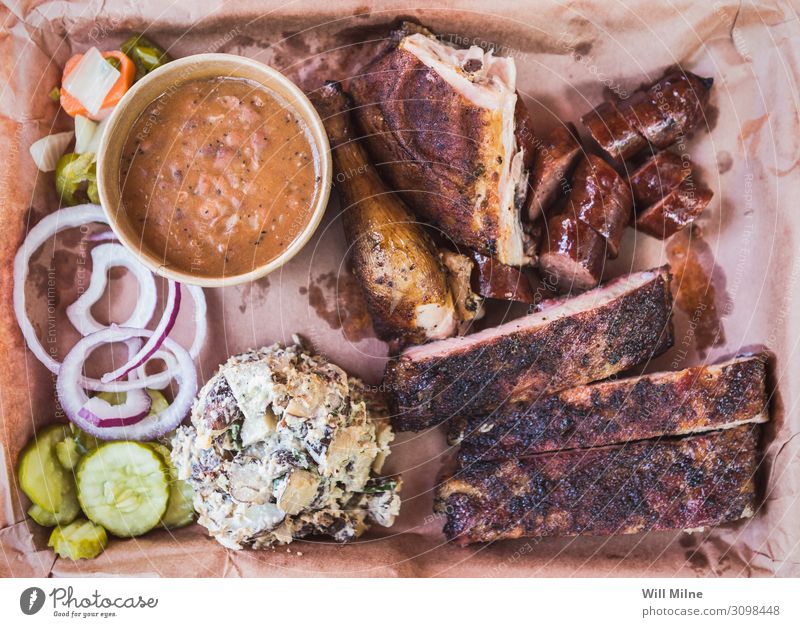 Tablett voll mit Texas Barbecue Grill Grillen Lebensmittel Speise Foodfotografie geräuchert Mittagessen Rindfleisch Bruststück Rippen Hähnchen Beilage Mahlzeit
