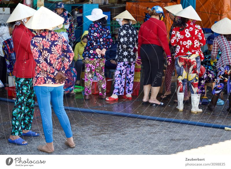 Blumentreff kaufen Mensch feminin Frau Erwachsene Menschengruppe 30-45 Jahre Saigon Vietnam Hose Bluse Hut Sonnenhut sprechen stehen exotisch Zusammensein blau