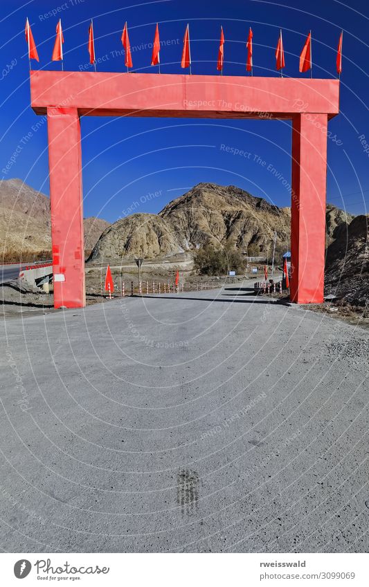 Rote Bogen-Straßenunterhaltungsanlage-Nnal.Hwy.G315. Xinjiang-China-0497 Ferien & Urlaub & Reisen Tourismus Ausflug Sightseeing Sonne Berge u. Gebirge