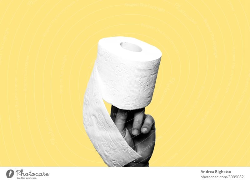 Begriff der Verstopfung, Durchfall, Problem. Hand, die eine Toilettenpapierrolle hält. Das Thema ist schwarz-weiß. Der Hintergrund ist gelb. Platz zum Kopieren