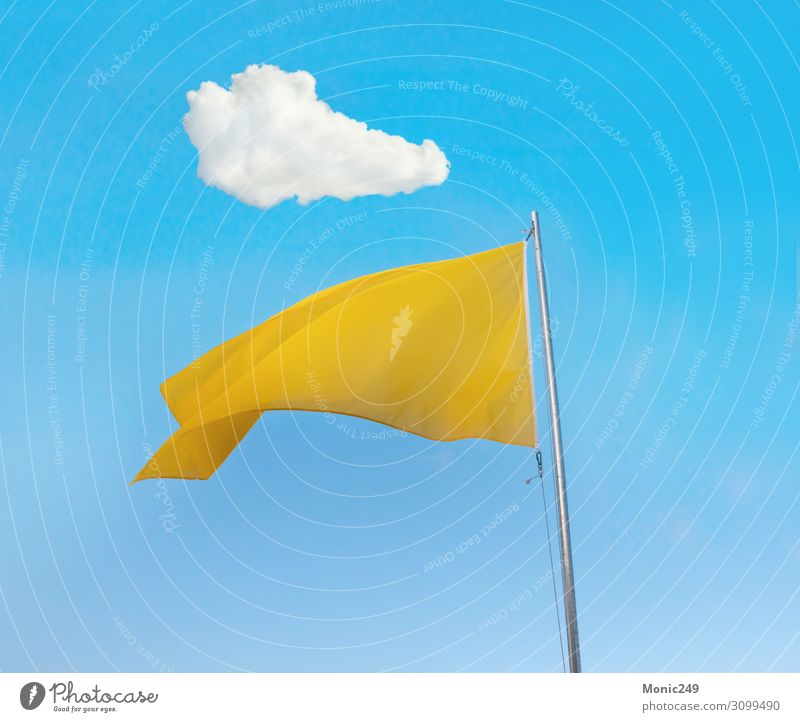 Gelbe Flagge über blauem Himmel Ferien & Urlaub & Reisen Tourismus Sommer Sommerurlaub Strand Meer Natur Landschaft Sand Wolken Wind Küste Hütte Tube Fahne
