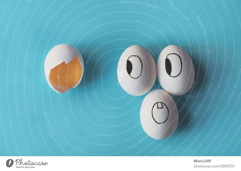 Weiße Eier mit bemalten Gesichtern Lebensmittel Ernährung Diät Freude Spielen Jagd Haus Dekoration & Verzierung Feste & Feiern Ostern Mund Holz lustig retro