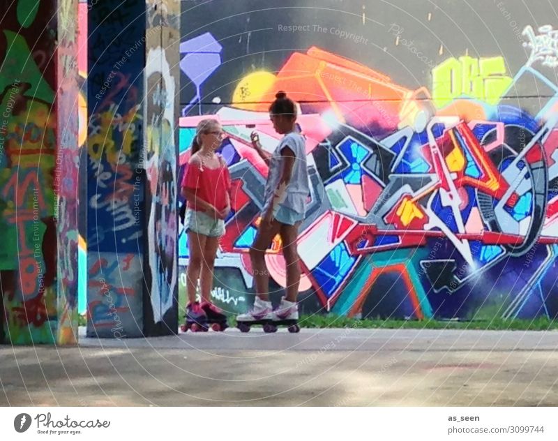 Funsport Mädchen 2 Mensch 13-18 Jahre Jugendliche Kunst Kultur Jugendkultur Subkultur Stadt Architektur Mauer Wand Fassade Inline skates Bewegung Fitness stehen