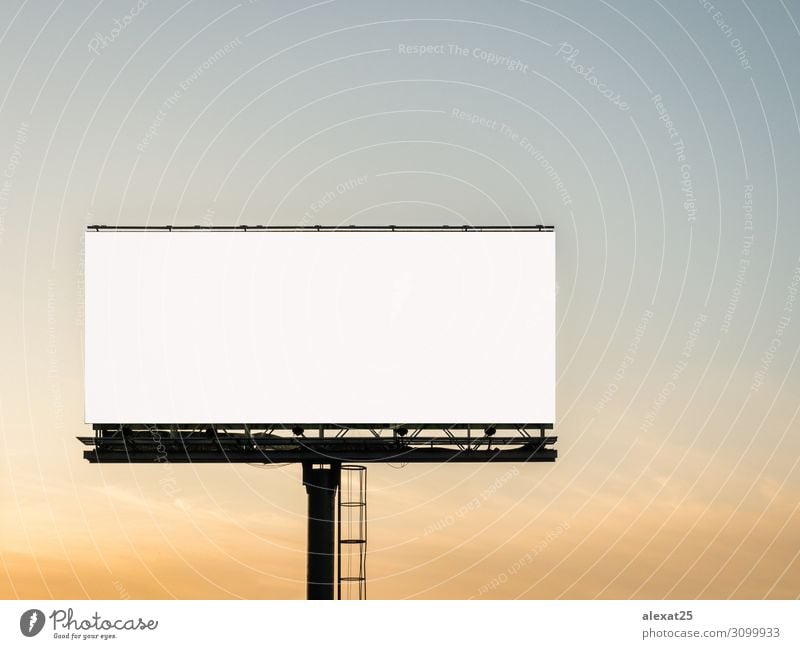 Leere Plakatwand im Sonnenuntergang Business Medien Himmel Straße groß weiß Werbung Anzeige inserieren Inserat Ankündigung Hintergrund Transparente Bigboard
