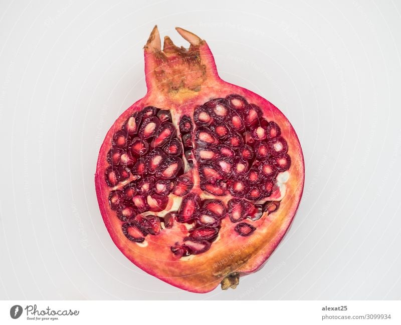 Halber Granatapfel isoliert Frucht Dessert Vegetarische Ernährung Diät Natur frisch natürlich saftig rot weiß Hintergrund geschnitten Lebensmittel Hälfte