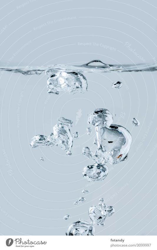 Air bubbles generated in the studio Medien Natur Luft Wasser Wassertropfen Flüssigkeit frisch nass natürlich Sauberkeit blau schwarz weiß Bewegung aufsteigen