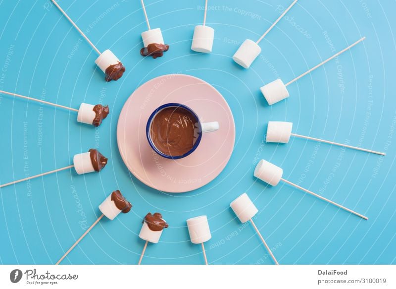 Marshmallows mit Schokolade vor wunderschönem Hintergrund Dessert Ernährung Frühstück Diät Teller Dekoration & Verzierung Tisch Blatt frisch lecker braun rosa
