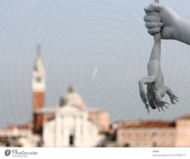 Froschperspektive Ferien & Urlaub & Reisen Hand Kunstwerk Skulptur Venedig Italien Altstadt Kirche Dom Palast Turm Tier 1 grau Aggression Gewalt quälen