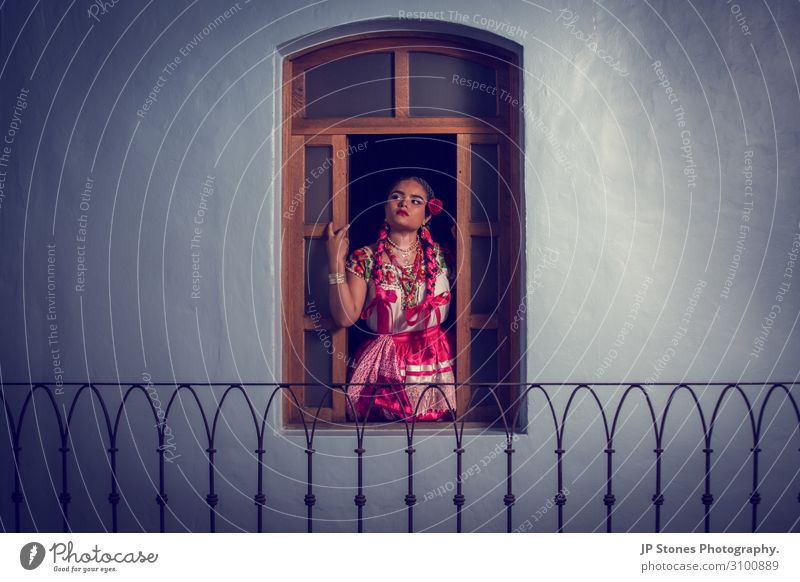 Eine hübsche junge Frau starrt aus dem Fenster. feminin Junge Frau Jugendliche 1 Mensch 18-30 Jahre Erwachsene Haus Traumhaus Balkon Mode Bekleidung