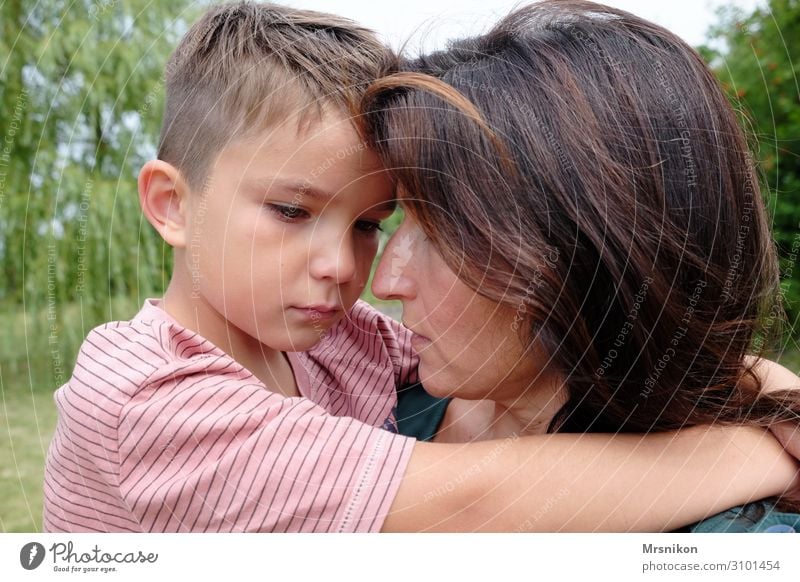 alles wieder gut Kind Junge Mutter Erwachsene Kindheit Leben 2 Mensch 3-8 Jahre 30-45 Jahre Beratung berühren sprechen hängen Kommunizieren tragen weinen