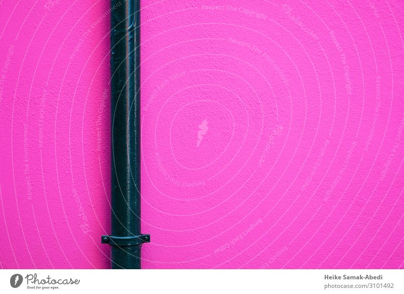 Pinke Hausfassade mit schwarzem Wasserrohr auf der Insel Burano Italien Fischerdorf Mauer Wand Fassade Rohrleitung Abwasser Eisenrohr Leitung Sehenswürdigkeit