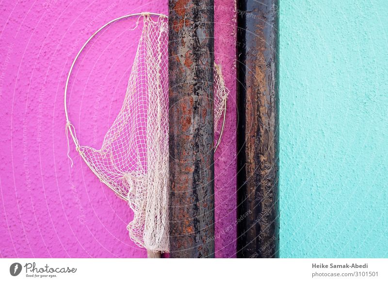 Hausfassade mit Fischnetz auf der Insel Burano Angeln Fischereiwirtschaft Italien Fischerdorf Mauer Wand Fassade Eisenrohr Rohrleitung Wasserrohr