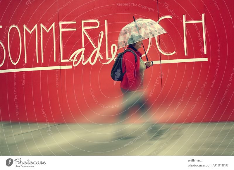 frau mit regenschirm läuft ganz schnell am sommerloch vorbei Frau Mensch Regenschirm gehen Fröhlichkeit wandern Rucksack Sommer Text Schriftzeichen Abschied rot