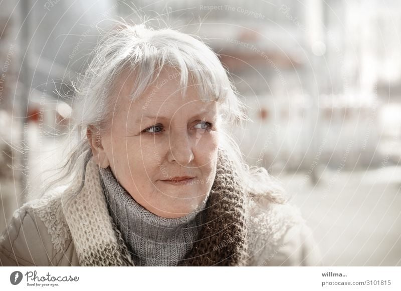 Porträt einer grauhaarigen Frau mit Schal weißhaarig Mensch Erwachsene Senior 45-60 Jahre 60 und älter 50 plus Gesicht skeptisch Denken nachdenklich beobachten