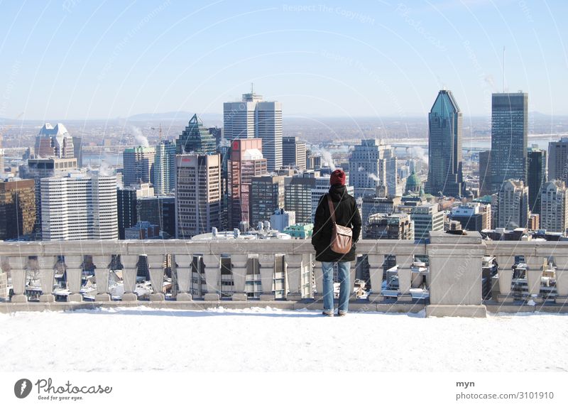 Frau mit Handtasche vor Skyline von Montréal in Kanada mit Schnee Montreal Großstadt Aussicht Aussichtspunkt Aussichtsplattform Quebec Stadt Gebäude Hochhaus