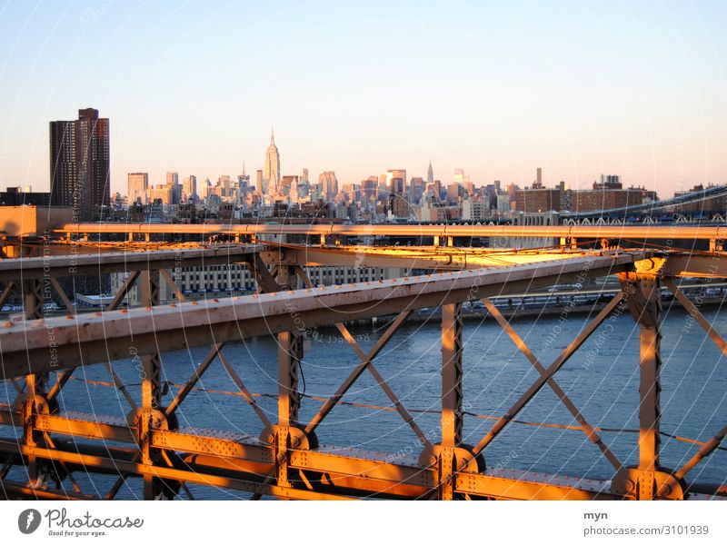 Skyline von Manhattan mit Brooklyn Bridge in der Abendsonne Empire State Building Rockefeller Center Sonne Sonnenlicht New York City Ferien & Urlaub & Reisen