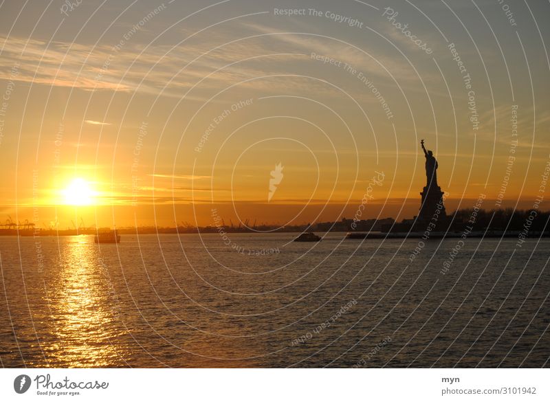 Freiheitsstatue im Sonnenuntergang in New York Wahrzeichen Sehenswürdigkeit New York City USA lady liberty Nordamerika Denkmal Statue Toleranz Hoffnung