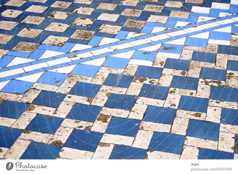 Schmutzige und kaputte Kacheln Fliesen in Portugal mit interessantem Muster Fliesen u. Kacheln abstrakt fußboden fußbodenbelag Portugiesisch blau weiß