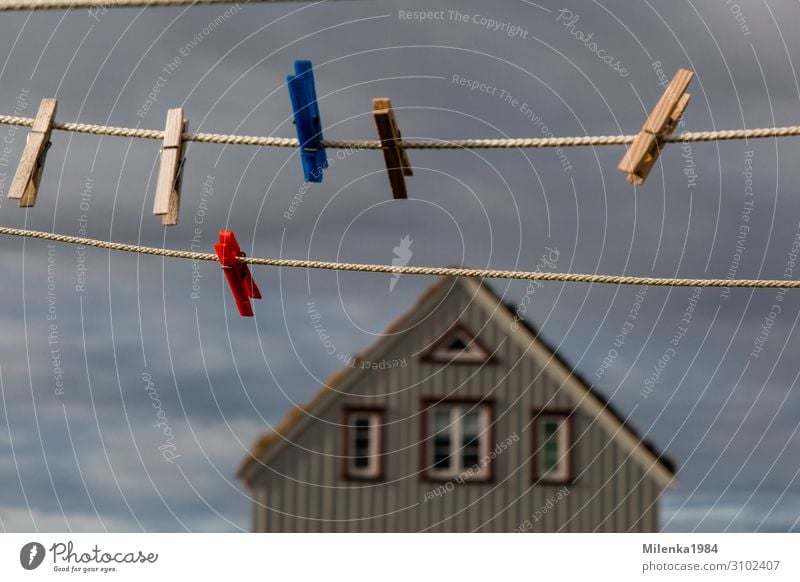 keine Wäsche Nebel Umwelt Wäscheleine Wäscheklammern Haus Himmel Wolken Island Norden Farbfoto Außenaufnahme Menschenleer
