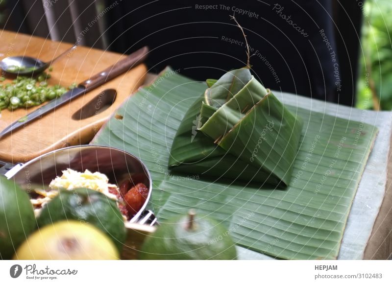 Die Frau verwendet natürliche Materialien. Dessert Schalen & Schüsseln Tisch Mann Erwachsene Familie & Verwandtschaft Kultur Umwelt Natur Pflanze Blatt