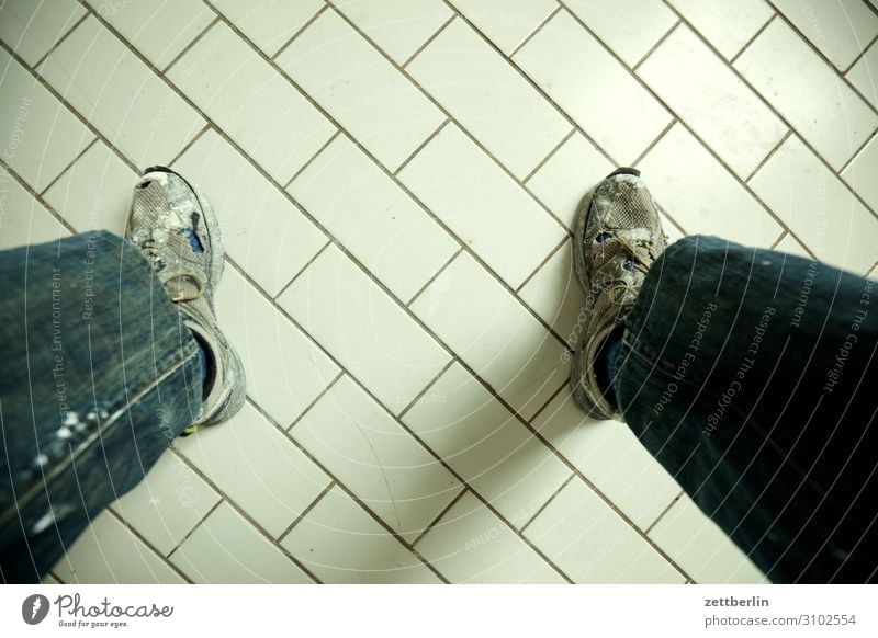 Fliesen stehen sitzen Sitzung Pause Denken nachdenklich Schuhe Turnschuh Arbeitsschuhe Küche Bad Toilette Bodenbelag Fuß Beine Fliesen u. Kacheln Textfreiraum
