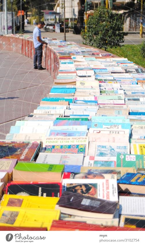 Flohmarkt Bücher Verkauf an der Straße Buch straßenverkauf auslage Bücherei verkaufen schmökern lesen Bibliothek Roman Literatur Bildung Wissen Lesestoff