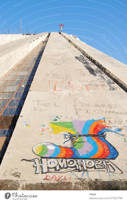 Pyramide von Tirana mit Graffiti gegen Homophobie Homosexualität Beton albanien Enver Hoxha Balkan LGBT LGBTQ lgbtq+ Freiheit Perspektive Himmel Stolz