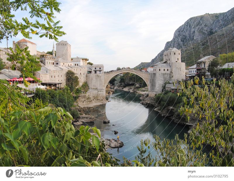 Altstadt und Brücke in Mostar, Bosnien Herzegowina Fluss Historie Wahrzeichen Panorama (Aussicht) Islam Außenaufnahme Menschenleer Sehenswürdigkeit Bauwerk