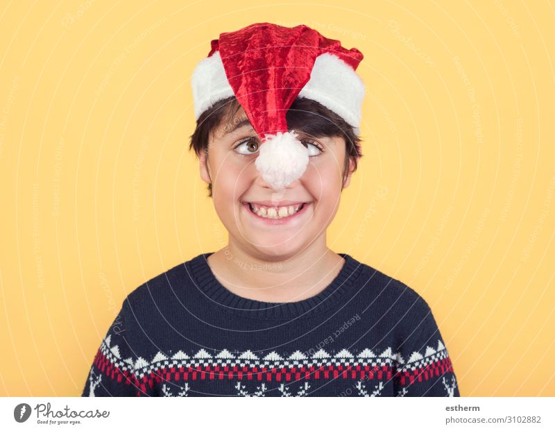 lustig Kind trägt Weihnachten Weihnachtsmann-Mütze auf gelbem Hintergrund Freude Winter Feste & Feiern Weihnachten & Advent Silvester u. Neujahr Mensch maskulin