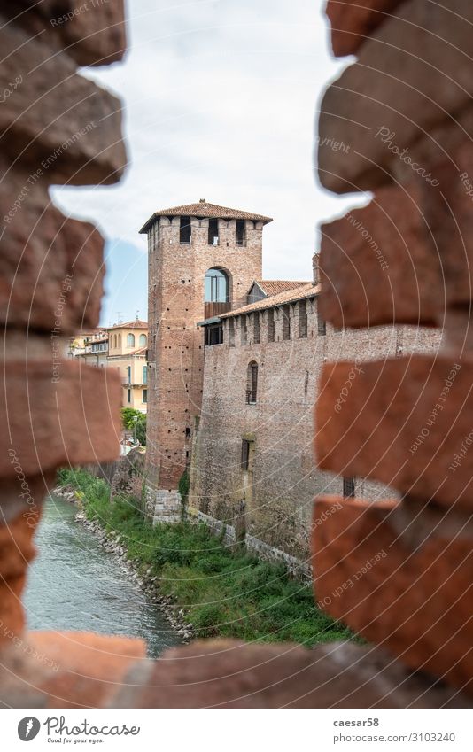 Blick auf einen Turm der mittelalterlichen Burg Castelvecchio in Verona, Italien Burg oder Schloss Wand antik Ziegel rot Mittelalter anketten Architektur